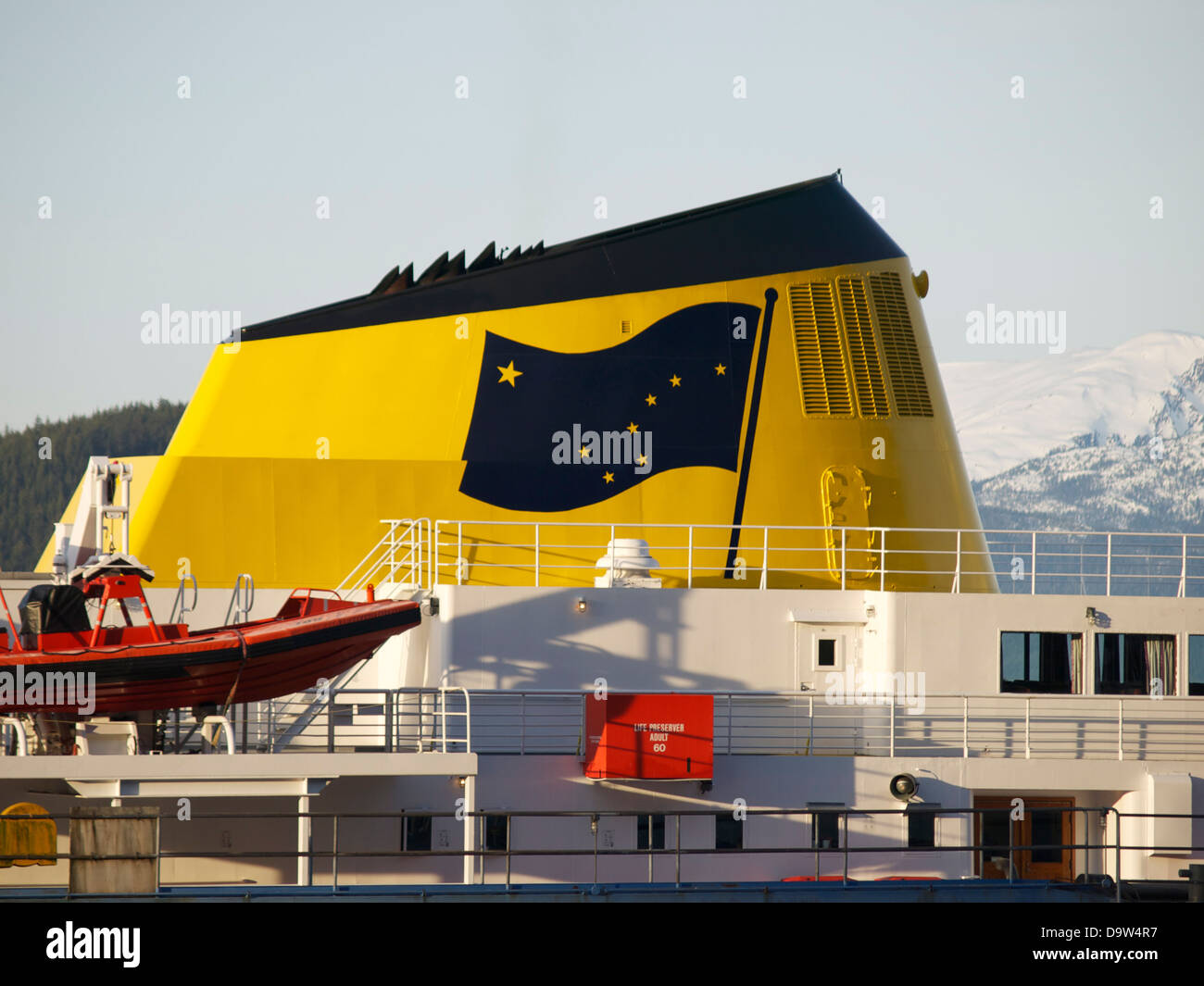 Alaska Marine Highway System Fähre die Malaspina mit 50. Jahr gelben Trichter Stockfoto