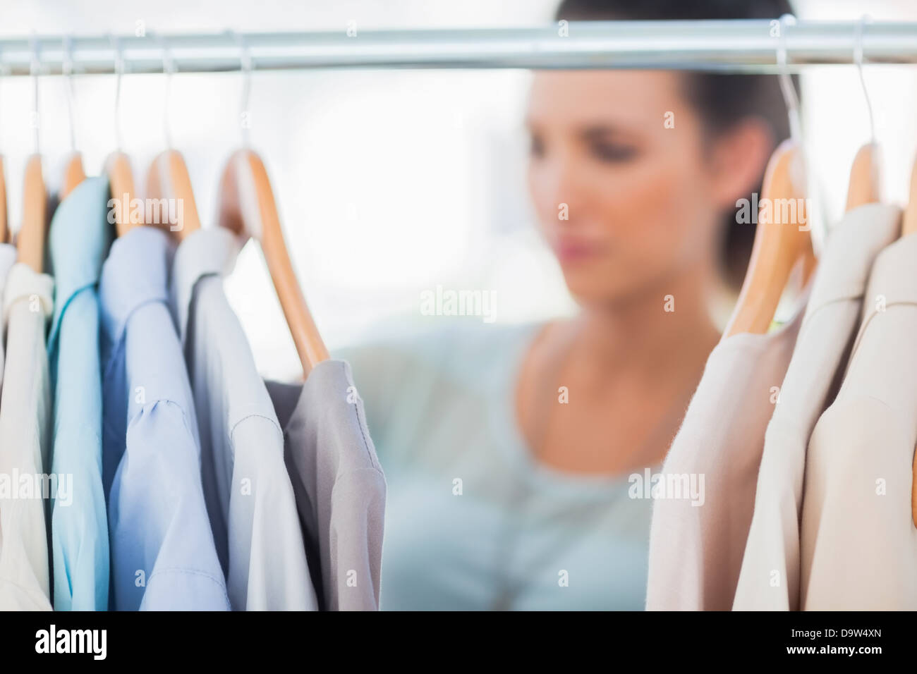 Mode Frau Wahl Kleidung auf Kleiderstange Stockfoto