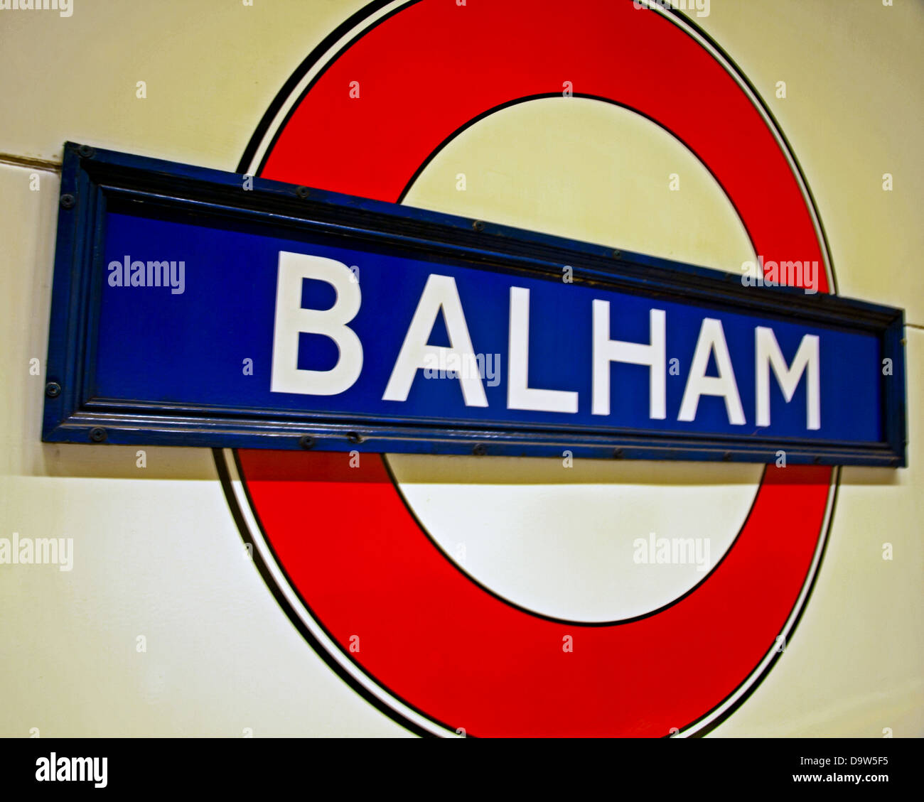 Das berühmte Londoner U-Bahn-Logo an der Balham Station auf der Northern line Stockfoto