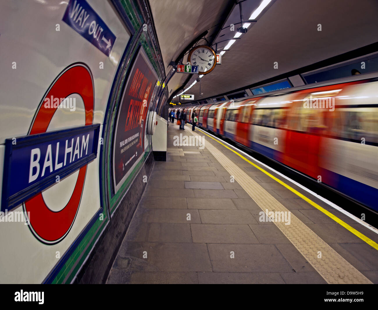 Innenraum der Balham Station auf der Northern Line-Plattform und das berühmte Londoner U-Bahn-Logo zeigen Stockfoto