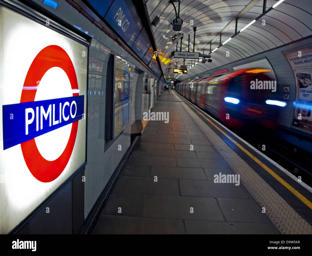 Innenraum der Pimlico Station auf der Victoria LinePlattform und das
