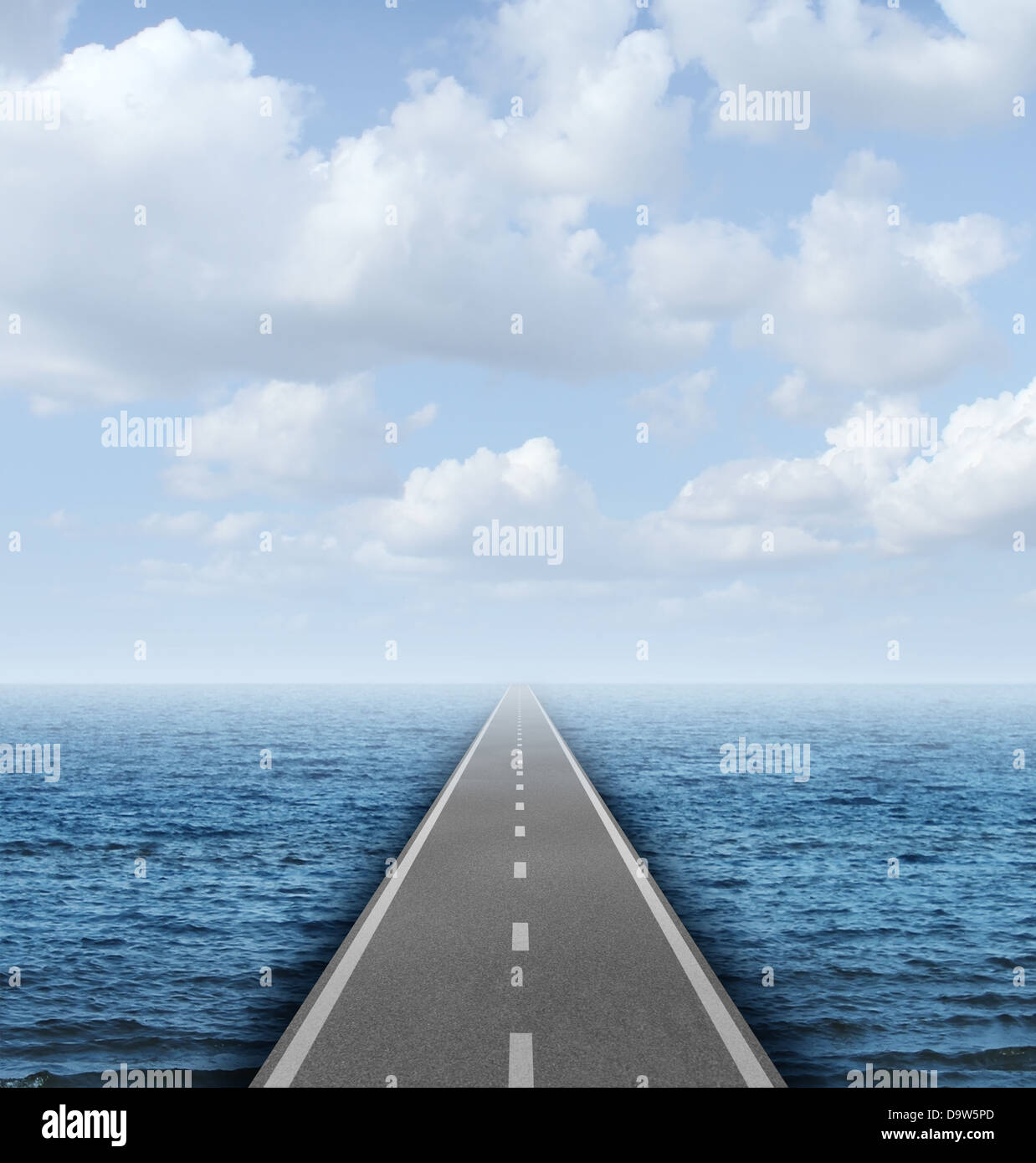 Über den Ozean-Business-Konzept mit einem Sommer-Himmel und Meer-Hintergrund und eine Autobahn überqueren das Wasser um neue Möglichkeit Erfolg im Ausland zu erreichen. Stockfoto