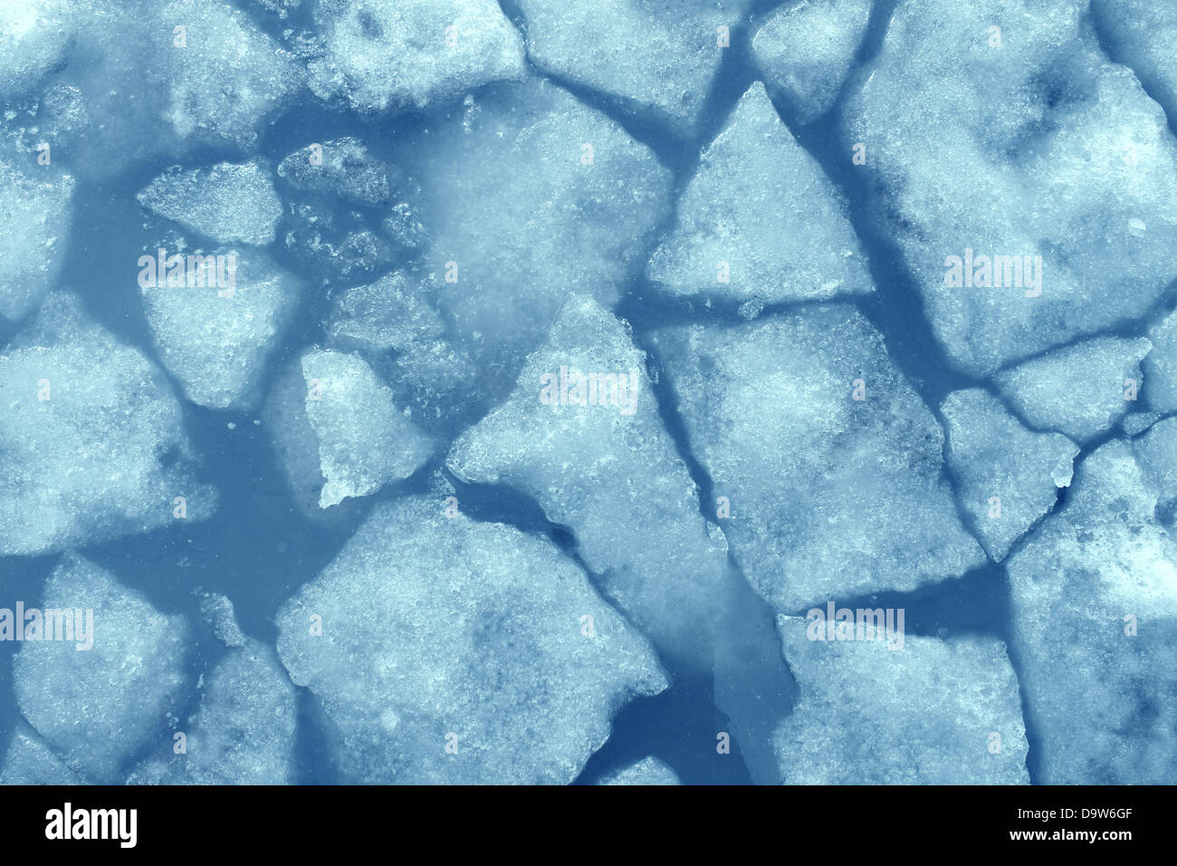 Gebrochene Eis Hintergrund als ein Konzept der blauen eisigen Kälte wie in der Arktis Polarlandschaft mit Stücken von unter Null gefrorenes Wasser, kühlen gekühlten Umgebung darstellt. Stockfoto