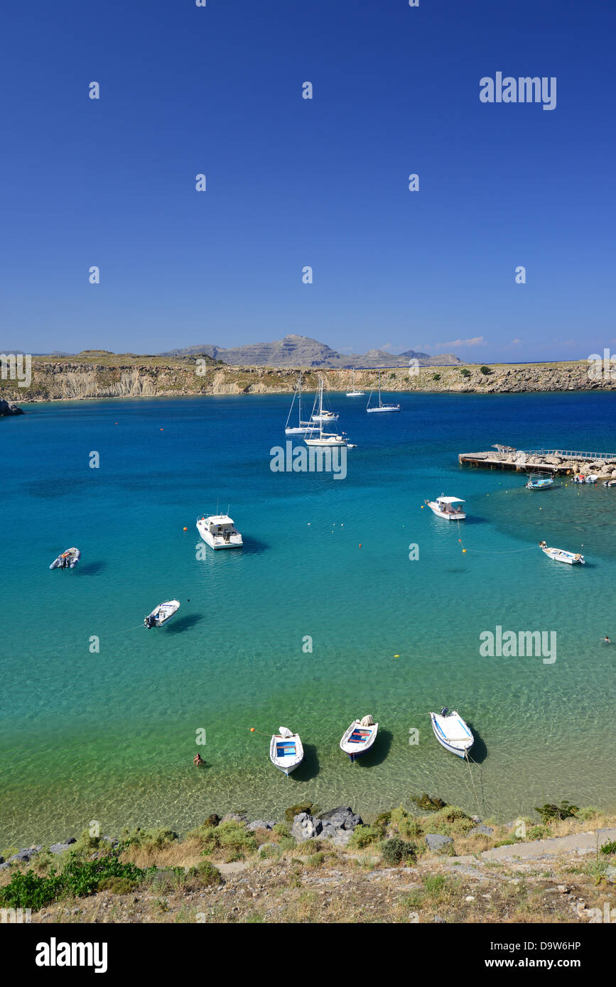 Blick auf Bucht und Pallas Strand, Lindos, Rhodos (Rodos), die Dodekanes, Süd Ägäis, Griechenland Stockfoto