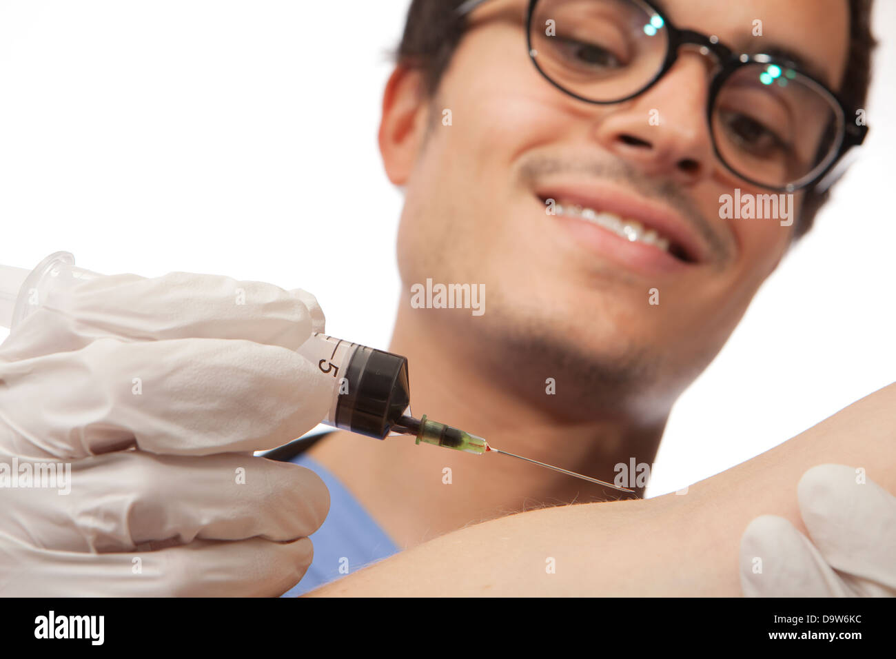 Männlichen Arzt Krankenschwester unter Blutprobe mit Nadel und Spritze Stockfoto