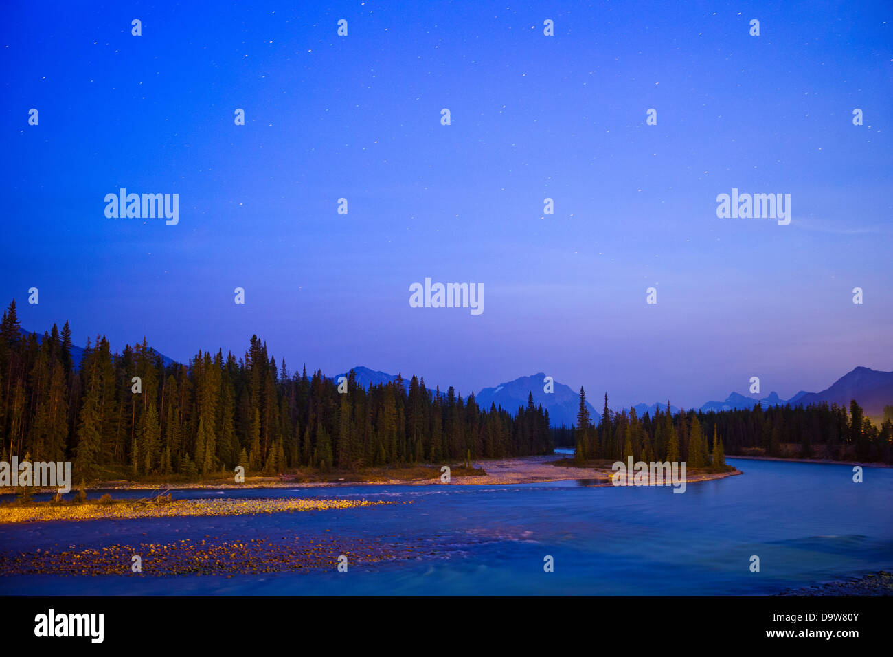 Kanada, Alberta, Jasper Nationalpark, Athabasca River in der Abenddämmerung Stockfoto