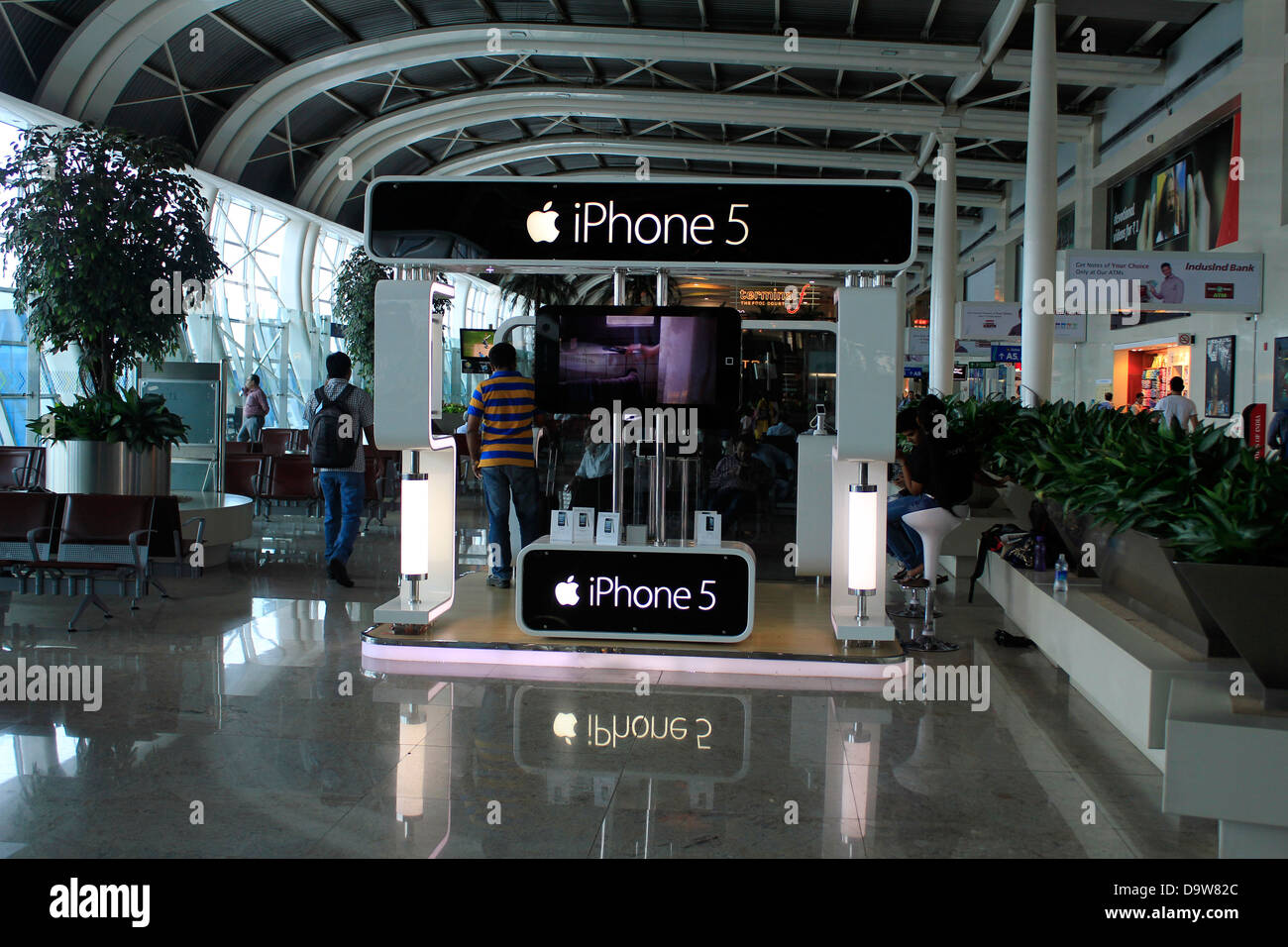 iPhone 5-Store am internationalen Flughafen von Mumbai; Indien Stockfoto