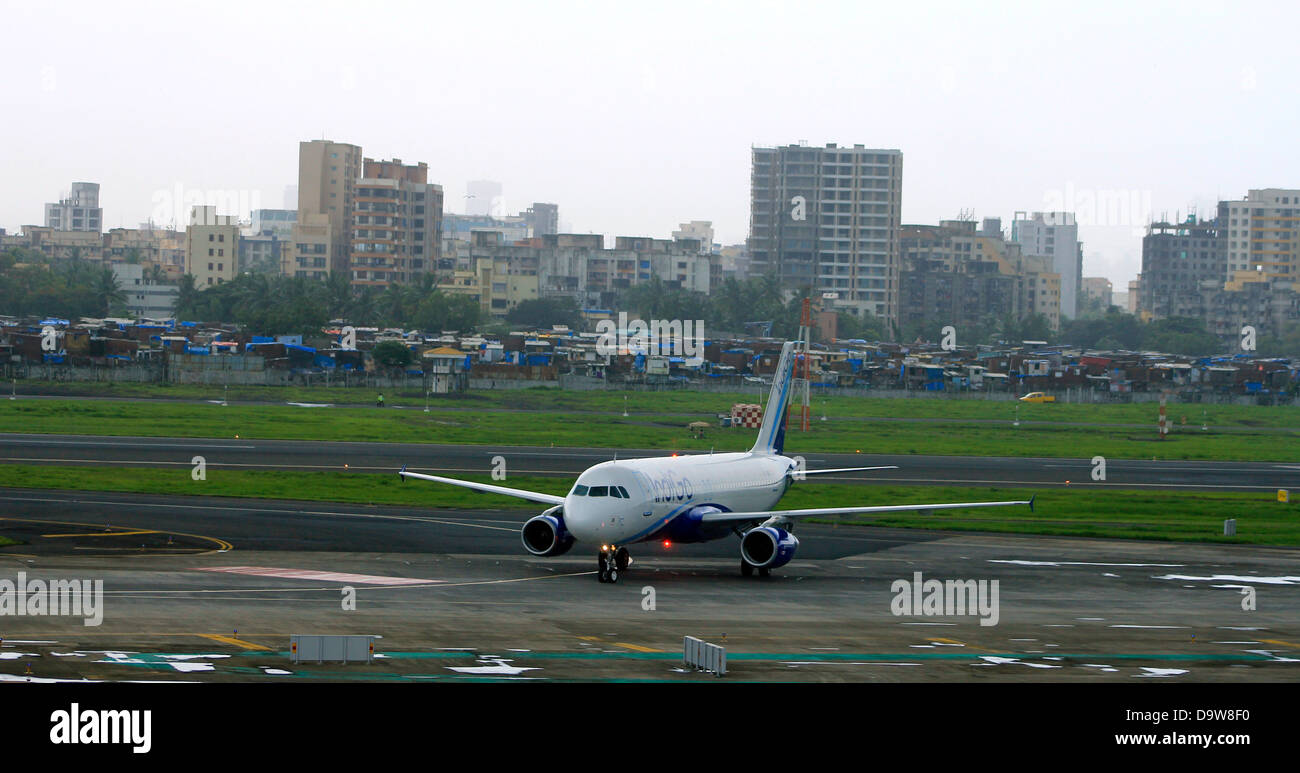 Flugzeug nach der Landung am Flughafen Chatrapati Rollen; Mumbai; Indien Stockfoto