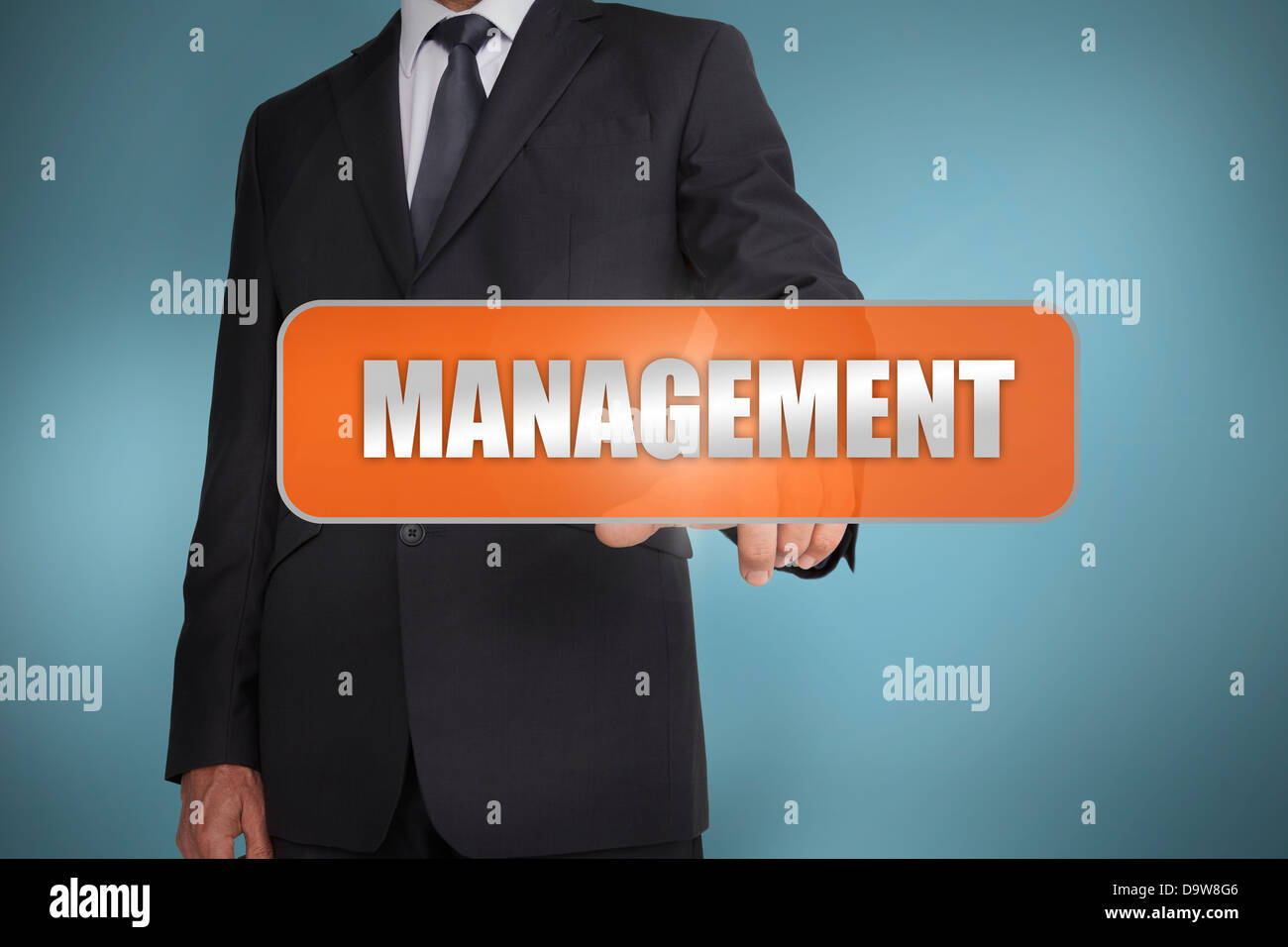 Unternehmer, die das Wort Management geschrieben am orange Tag auswählen Stockfoto