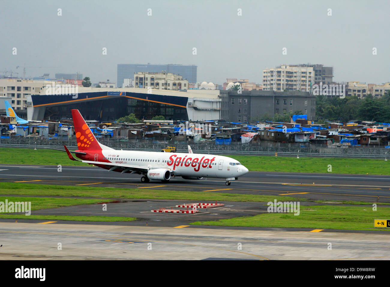 Flugzeug nach der Landung am Flughafen Chatrapati Rollen; Mumbai; Indien Stockfoto