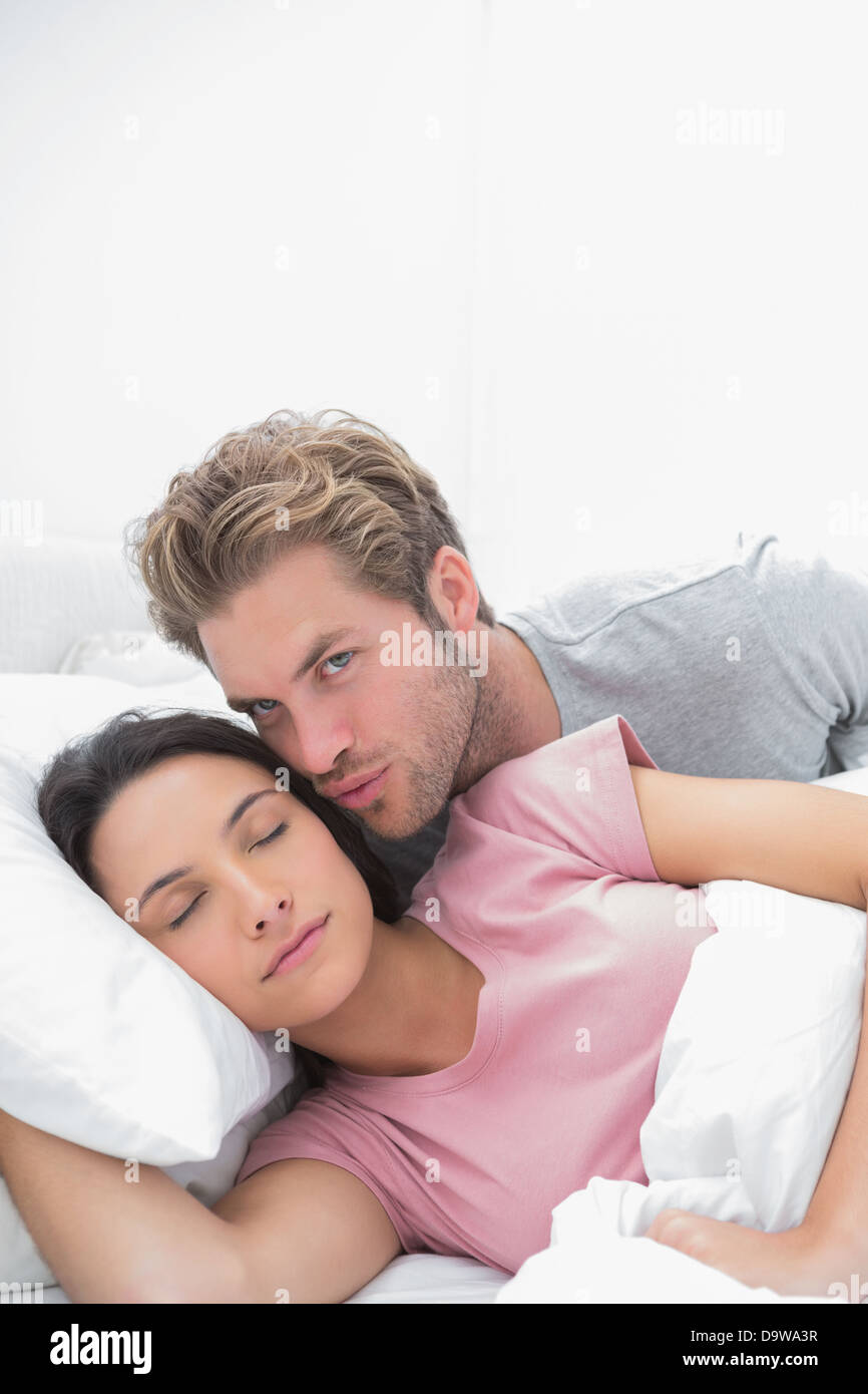 Mann küssen seine schlafende Frau Stockfoto