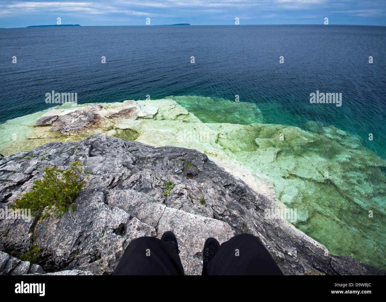 Egoperspektive sitzen auf einer Klippe über Georgian Bay im Bruce Peninsula National Park in Ontario, Kanada. Stockfoto