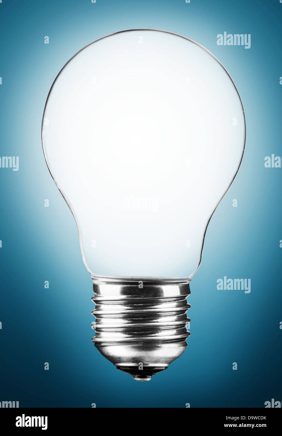 Glühbirne auf blauem Hintergrund Stockfoto