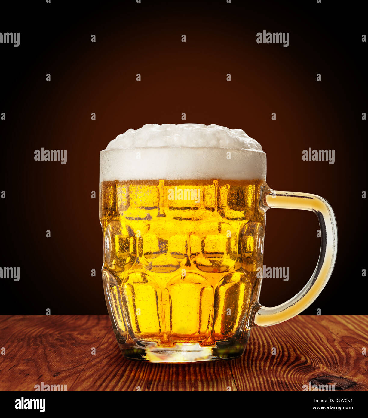 Glas Bier auf Holz Hintergrund Stockfoto