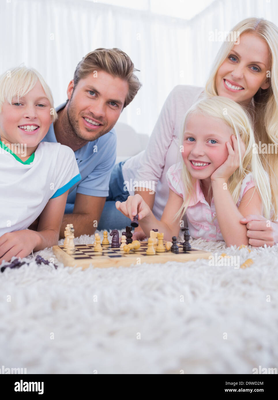 Familie spielt Schach Stockfoto