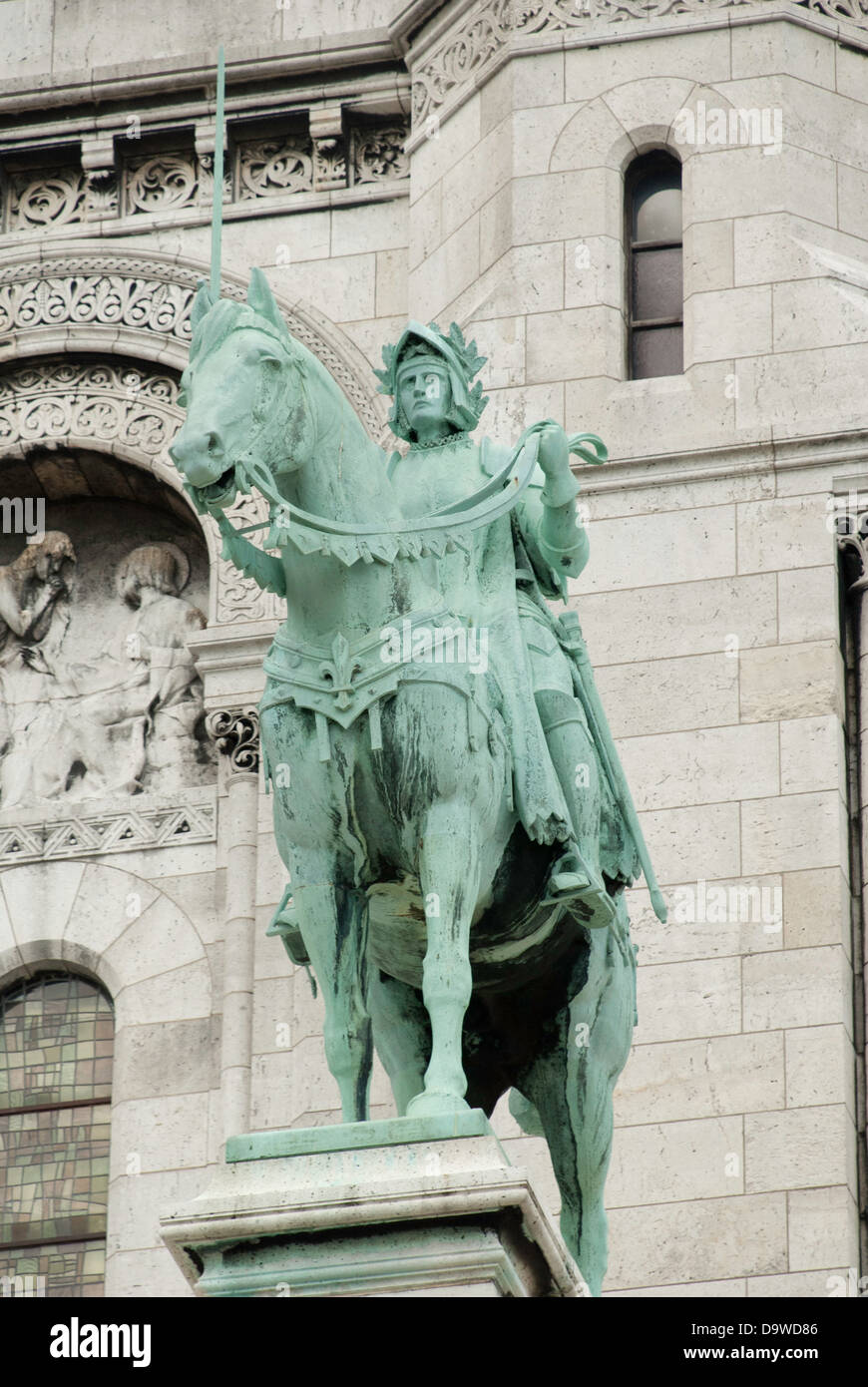 Bronze-Statue von Jeanne d ' Arc, von Hippolyte-Jules Lefèbvre, befindet sich an der Vorderseite des Sacre-Coeur, Paris. Stockfoto