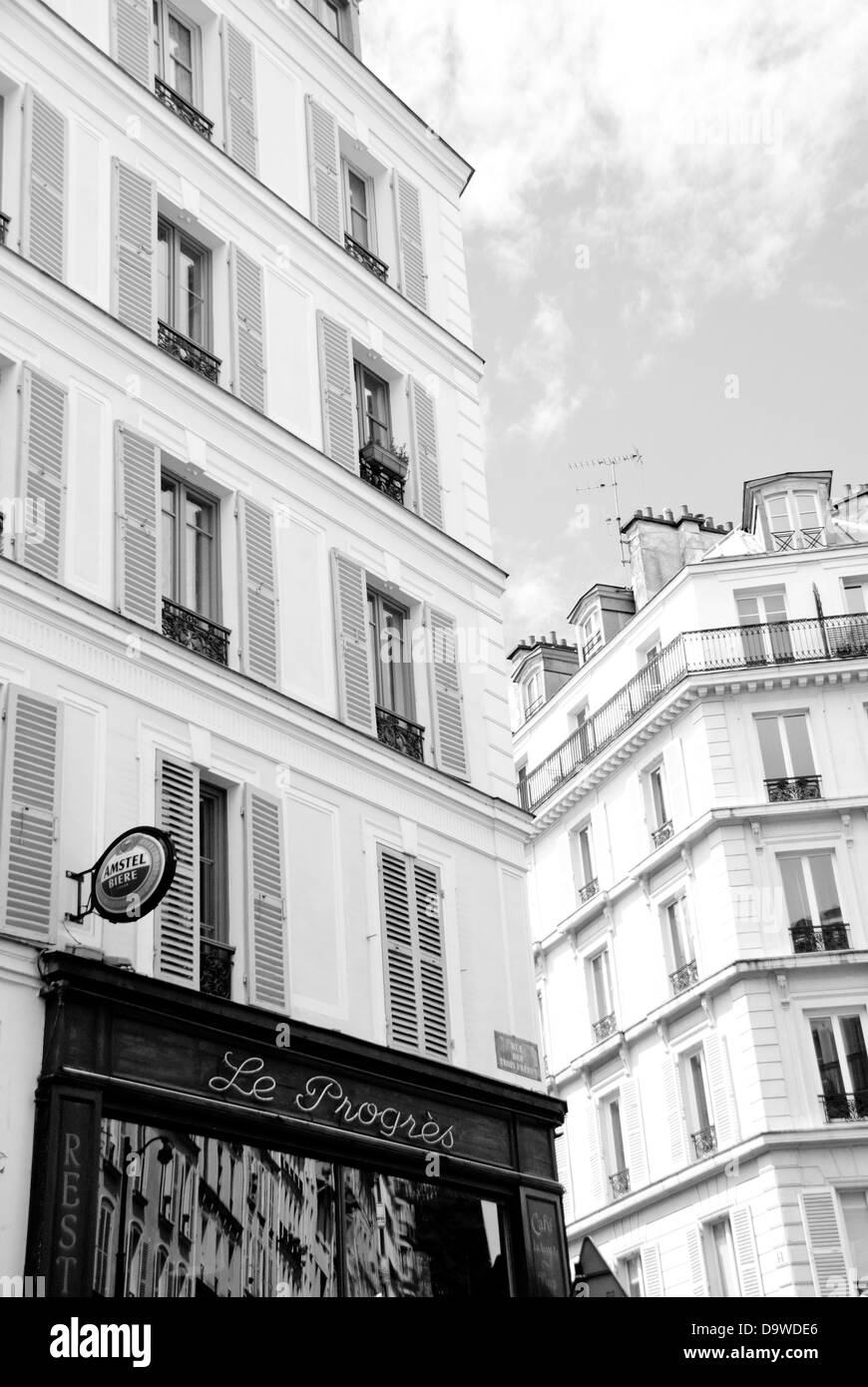 Straßenecke in Montmartre, Paris. Stockfoto