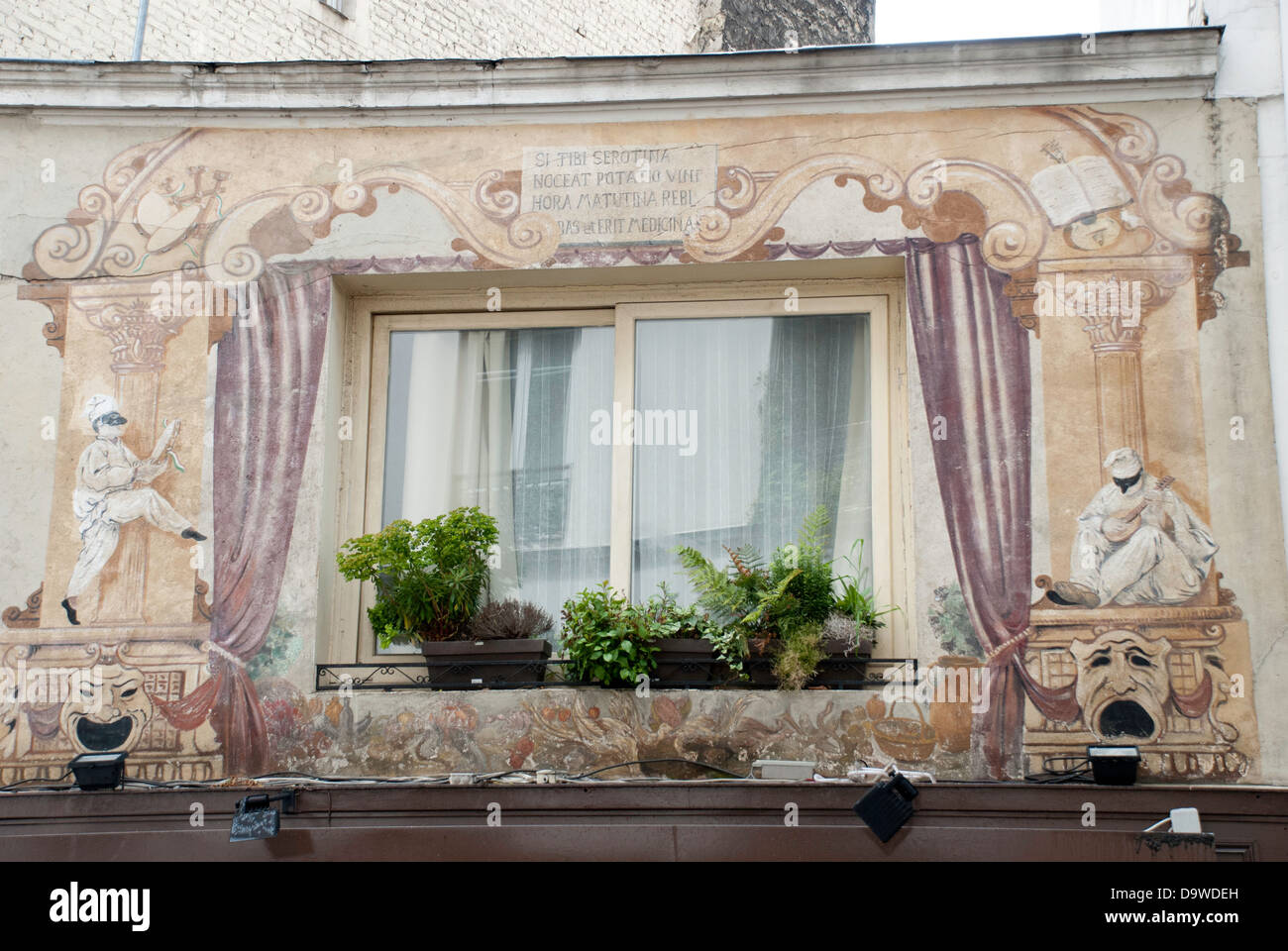 Trompe l ' oeil rund um ein Fenster in Montmartre, Paris Stockfoto