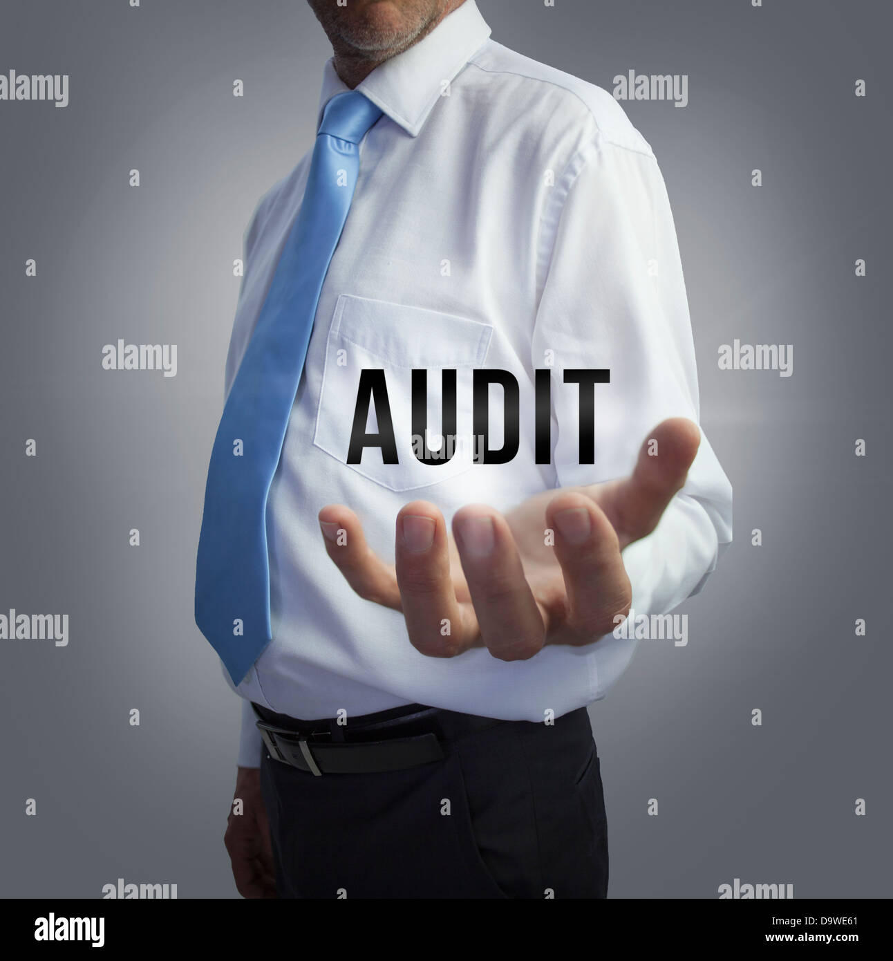 Audit-Geschäftsmann hält das Wort Stockfoto