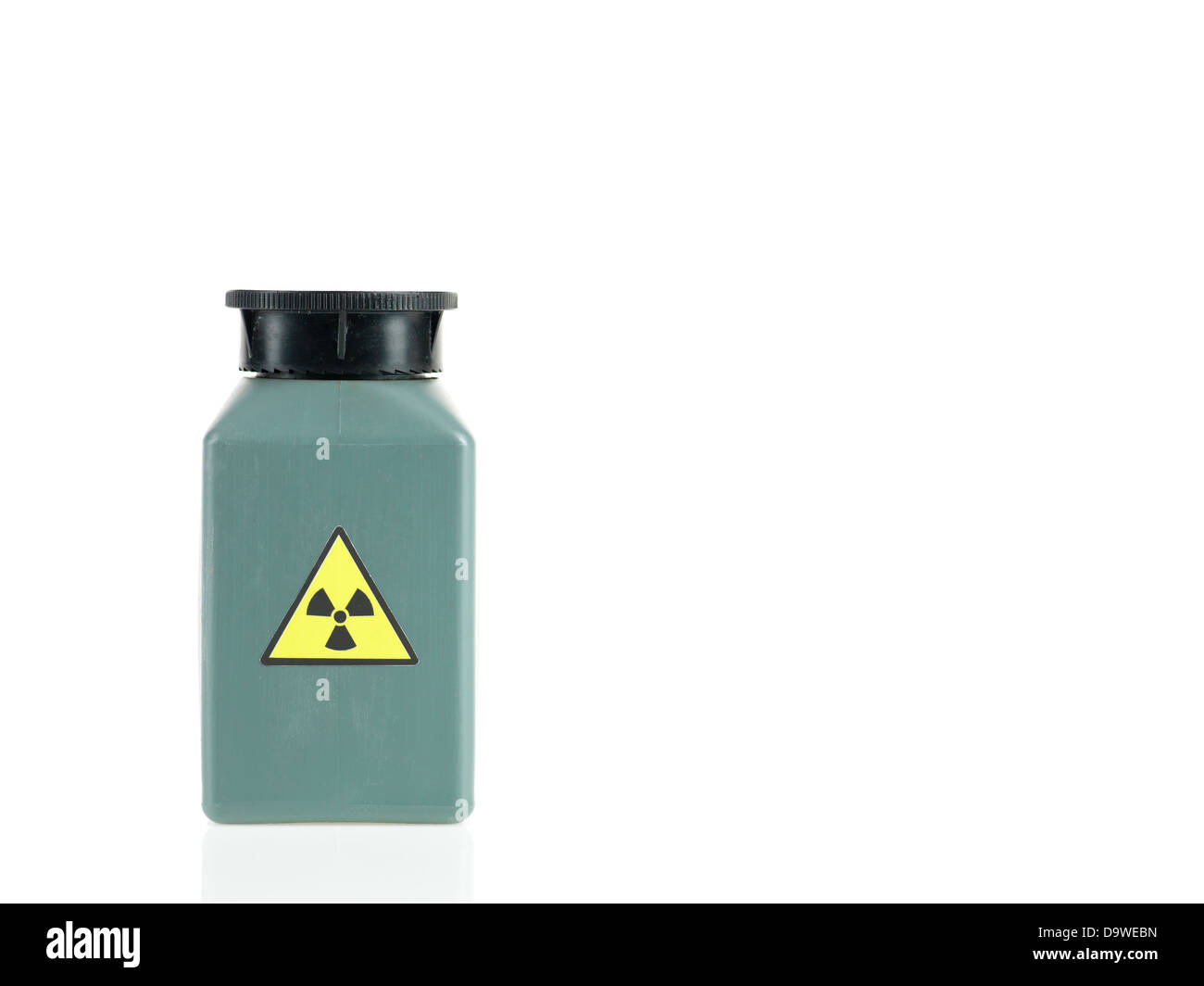 weißen Hintergrund mit eine kleine grüne undurchsichtige Plastikflasche mit einer schwarzen Kappe und ein Warnschild Radioaktivität Stockfoto