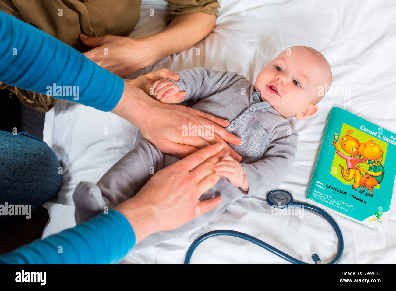 Arzt Abtasten des Bauches ein 5 Monate altes Baby junge Stockfoto