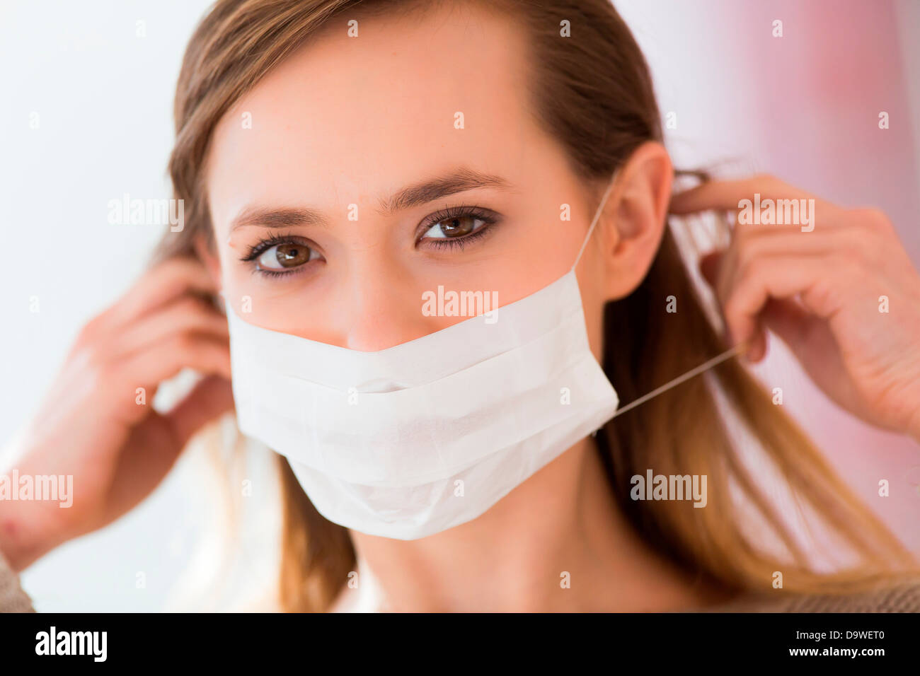 Frau trägt eine Gesichtsmaske Stockfoto