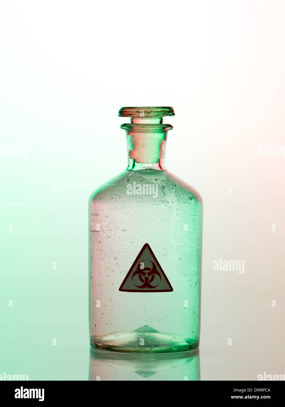 Biohazard-Flasche mit grünem Licht Stockfoto