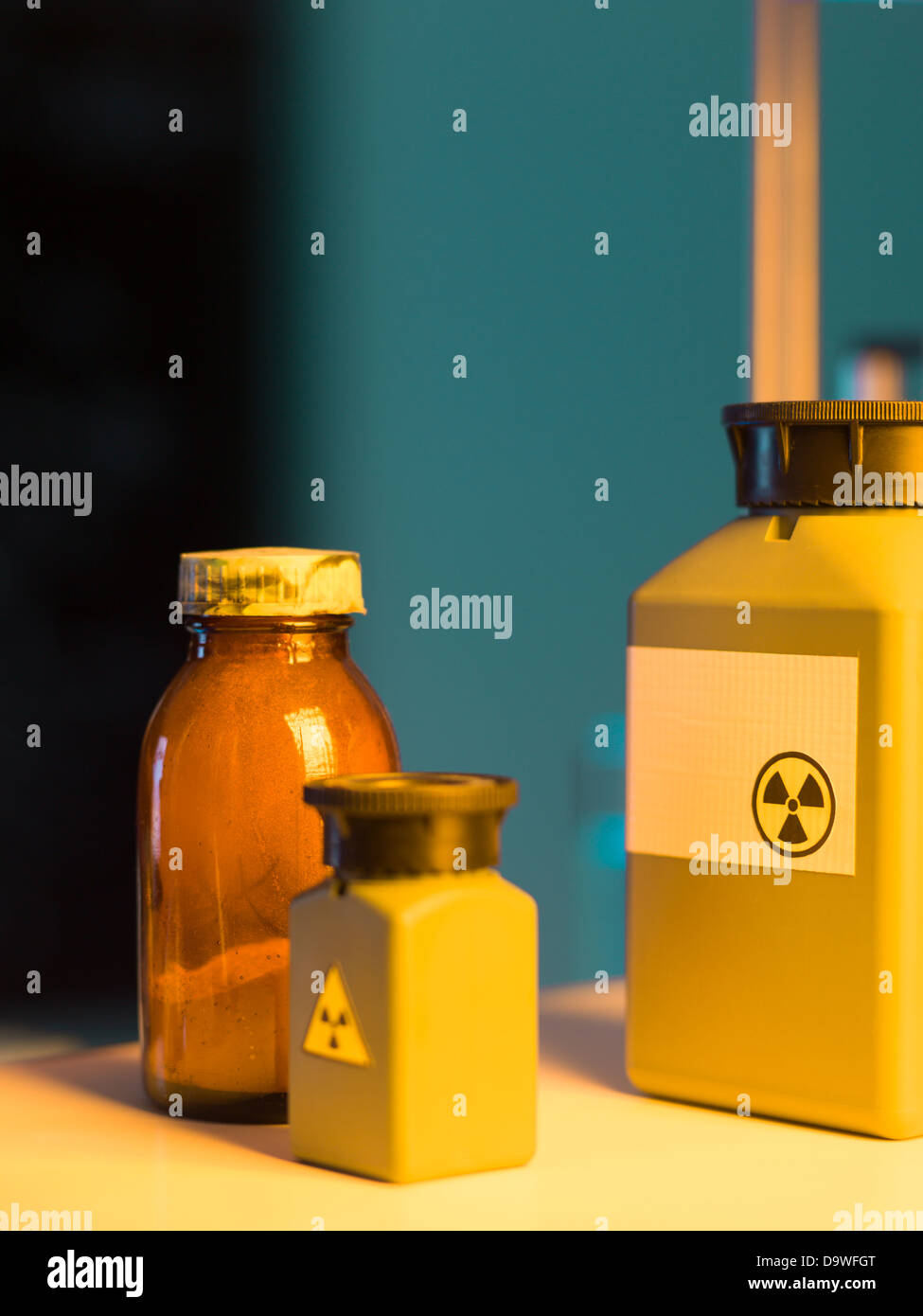 Nahaufnahme der giftigen Abfallbehälter aufgestellt auf einem Regal in einem Labor Stockfoto