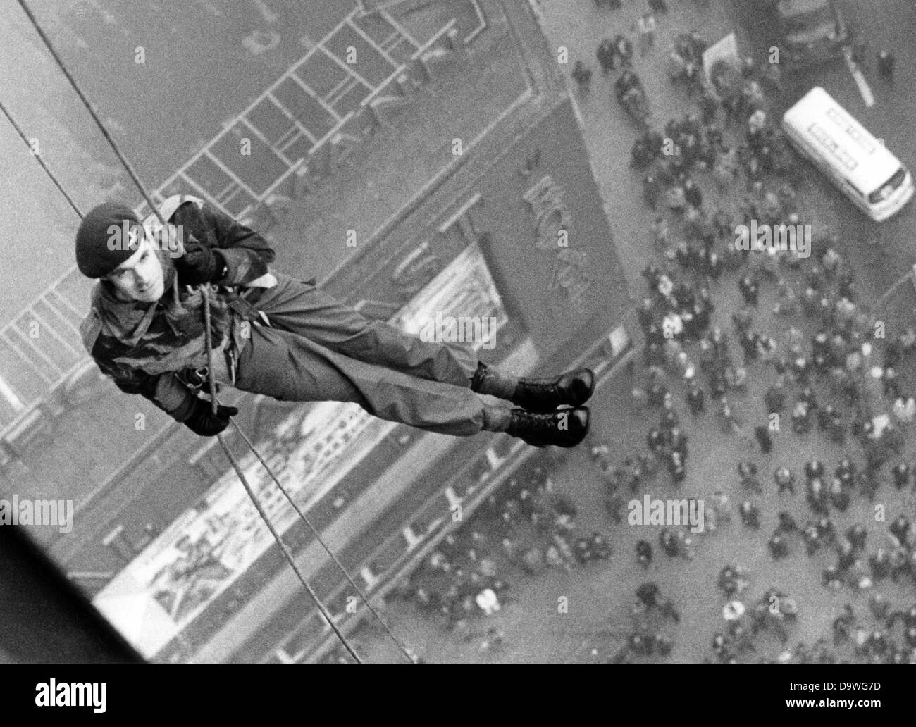 Ein britischer Fallschirmspringer Seile nach unten aus der mehr als 87 Meter hohe Europa-Center in Berlin am 3. November 1975. Die Fallschirmspringer wollte mit dieser atemberaubenden Kampagne werben, zeigen das britische Militär britische Berlin Tattoo in der Deutschlandhalle in Berlin stattfindet. Stockfoto