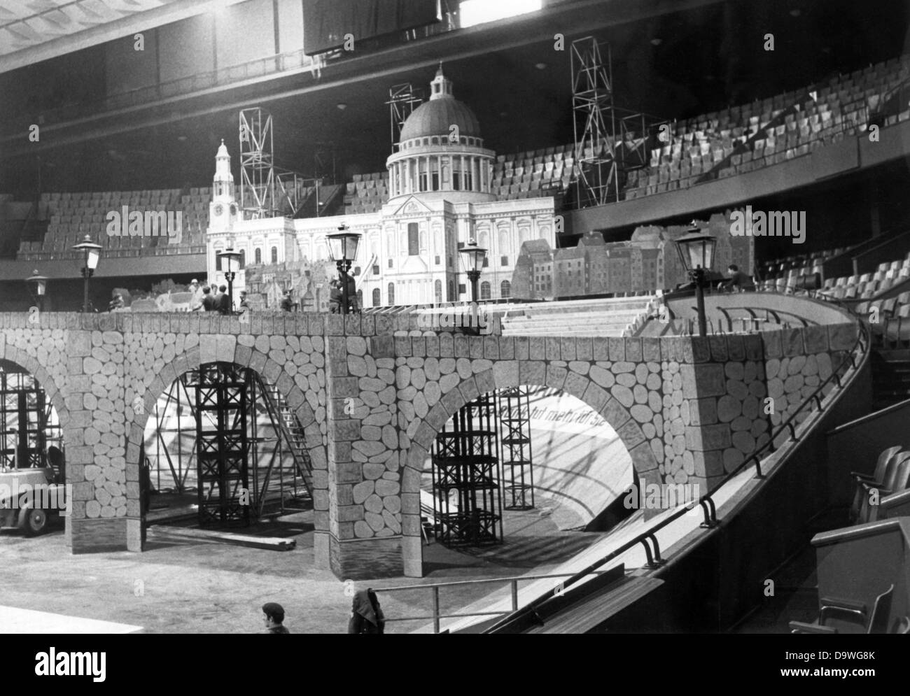 Eine Kopie der London Bridge und St. Paulus Dom bilden die Kulisse für den britischen Berlin Tattoo in der Deutschlandhalle in Berlin am 30. Oktober 1975.   Die British Tattoo Vorstellungen bestehen neben der bekannte Motorcyclests weiße Helme, der Royal Air Force Polizeihunde, Gymnastik und Scotish und irischen Pipers. Stockfoto