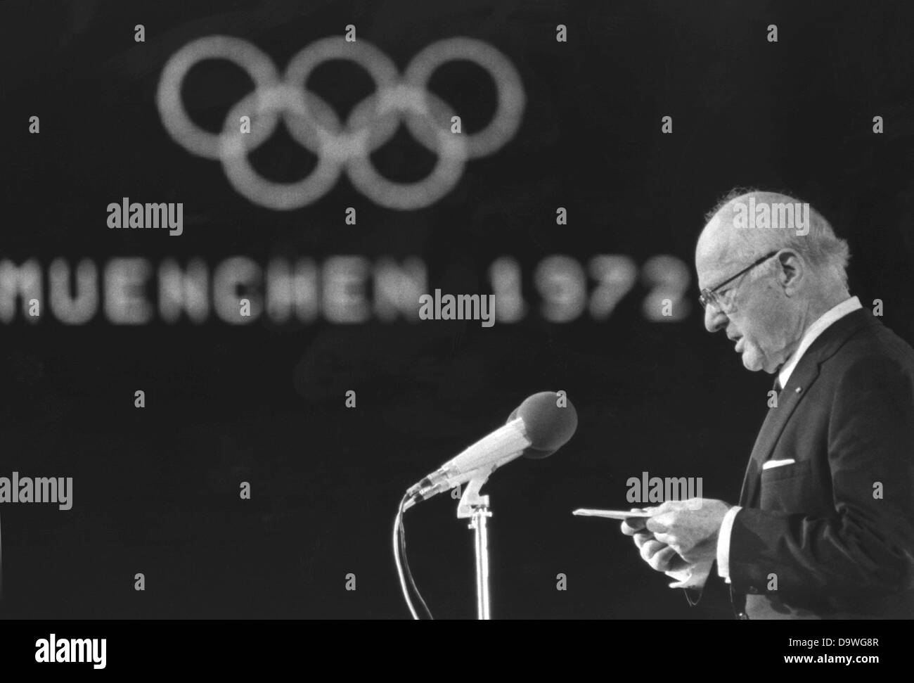 IOC-Präsident Avery Brundage (USA) hält eine Rede bei der Abschlussveranstaltung der Olympischen Spiele in München am 11. September 1972. Er erklärt die XX. Spiele geschlossen und rief die Jugend der Welt in Montreal im Jahr 1976 zu treffen. Fünf Tage zuvor, sagte er, "Die Spiele bei der Trauerzeremonie für die Opfer des Terroranschlags auf die israelische Olympiamannschaft must go on". Arabische Terroristen der Gruppe "Schwarzer September" hatte das Dorf am Morgen, überwältigt neun Athleten und Schuss zwei eingetragen. Ihr Ultimatum: Freisetzung von zweihundert erfasst, Palästinenser und kostenlose Abhebung mit der bleiben Stockfoto