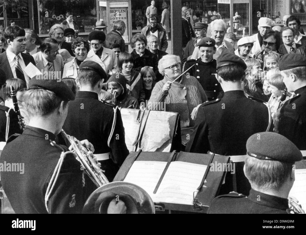 Eine resolute Frau Rentnerin aus Berlin hat den Staffelstab übernommen, um der britischen Band geben mehr Drive am 28. September 1977 in Berlin. Die Band spielte in Berlin zu werben für das britische Militär britische Berlin Tattoo zeigen, welche vom 25. Oktober 1977 in Berlin stattfand. Stockfoto