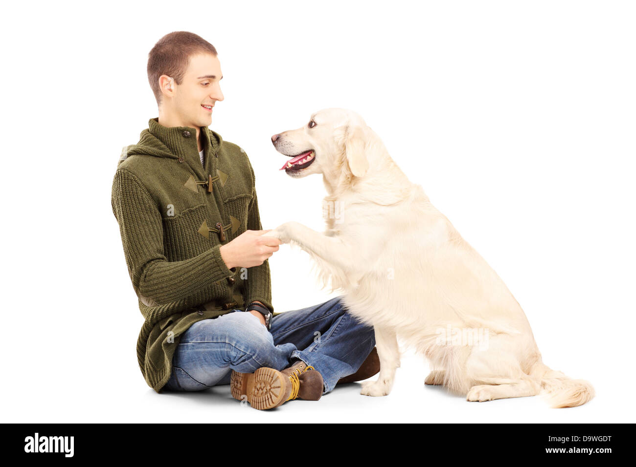 Junger Mann mit einem Retriever Hund spielen Stockfoto