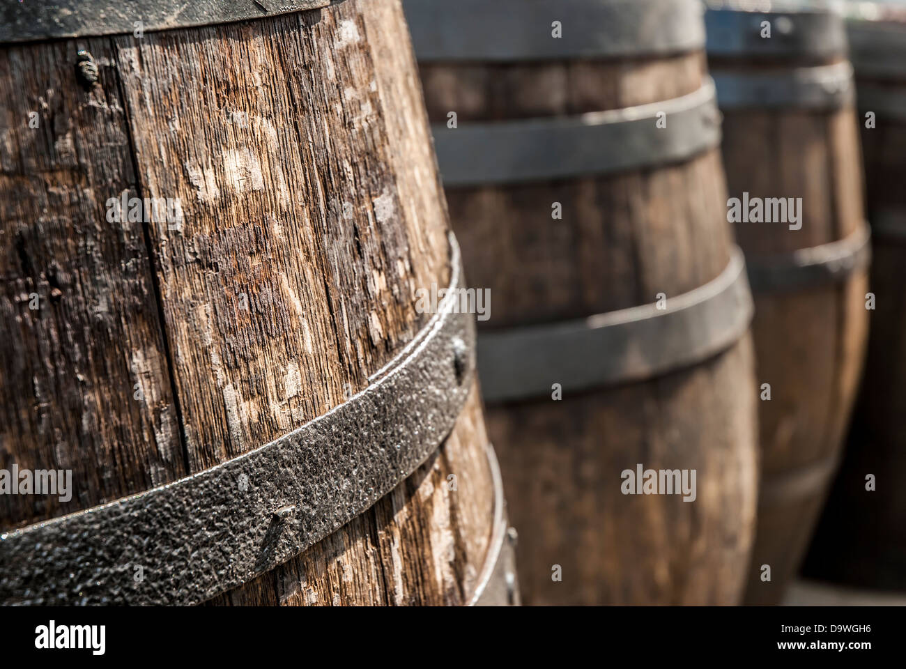 Alte hölzerne Carco Fässer Hintergrund. Stockfoto