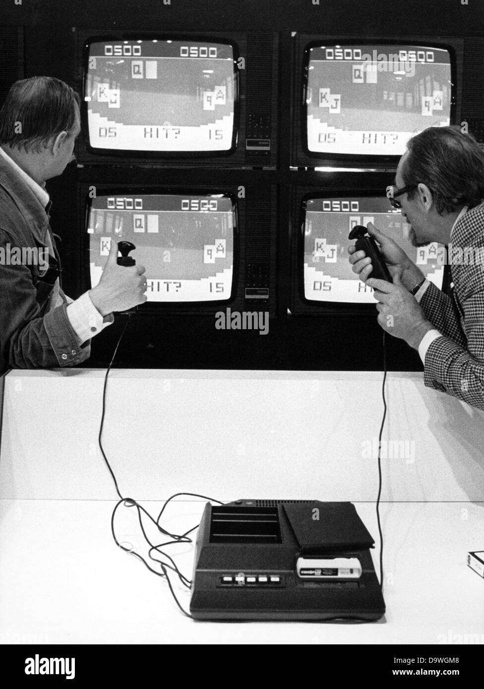 Zwei Besucher der International Radio Show in Berlin, die offiziell am 26. August 1977 eröffnet wird, testen Sie ein Video-Spiel, das auf TV-Bildschirmen am 25. August 1977 gespielt werden kann. Stockfoto