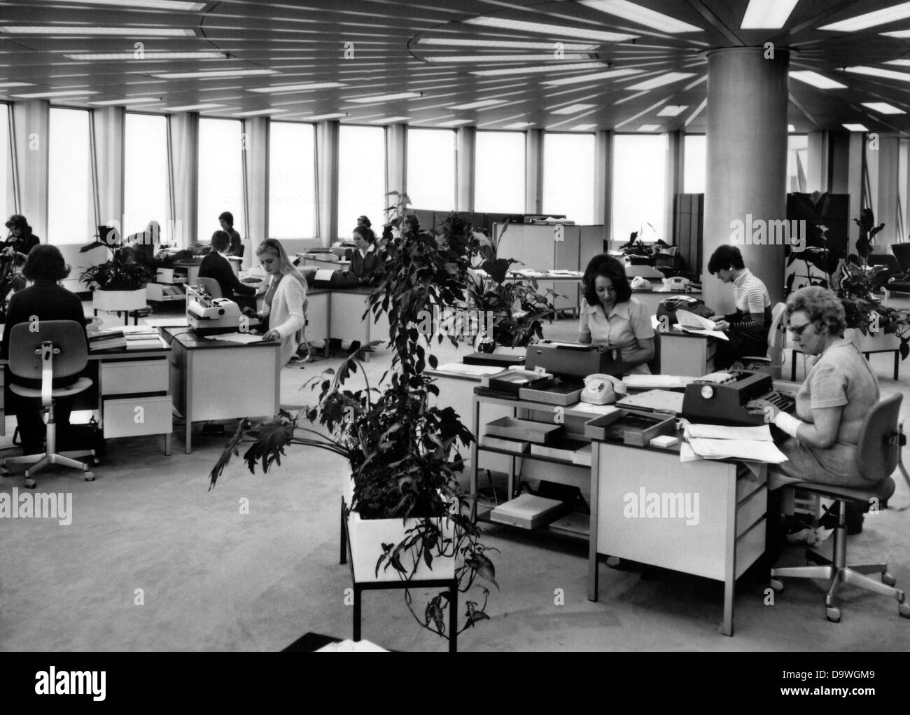 Schreibkrafte In Einem Modernen Offenen Raum Buro In Der Bmw Haus In Munchen Bild Von Mai 1973 Stockfotografie Alamy