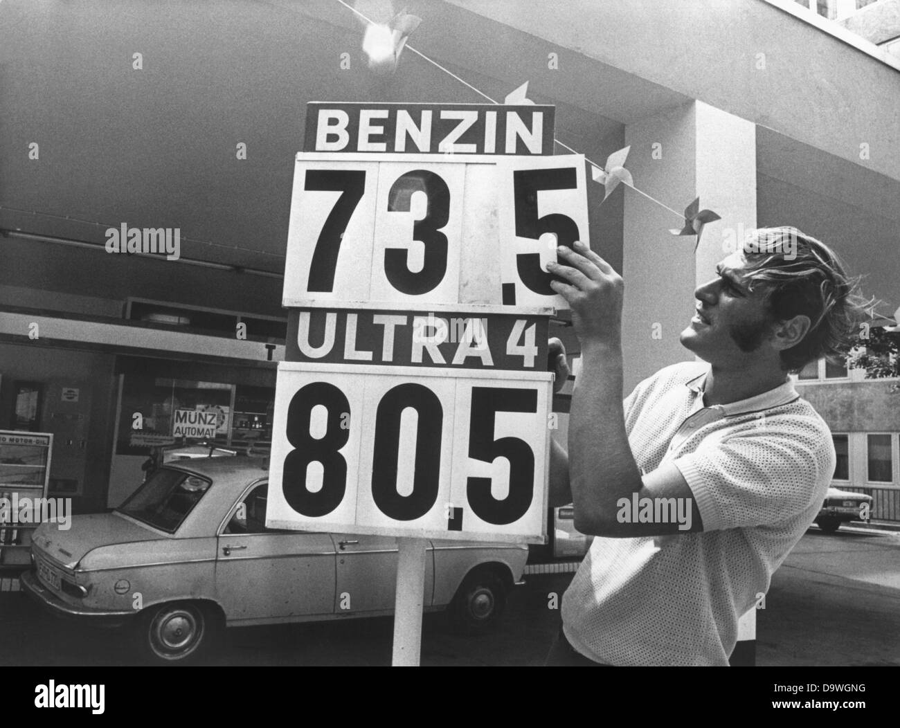 Ein Tankwart Benzin behebt das neue Board der Preis für Benzin an der Tankstelle in Frankfurt Am Main am 1. Juli 1973. Alle Öl-Unternehmen stieg den Benzin-Preis von 5,6 Pfennig pro Liter durch die Erhöhung der Mineralölsteuer am 1. Juli 1973. Stockfoto