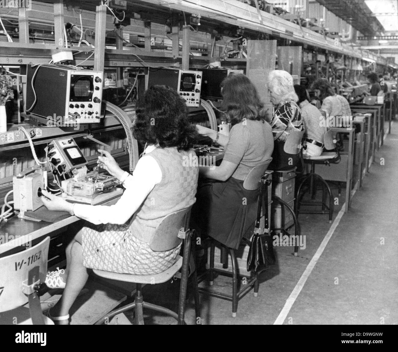 Frauen arbeiten am Fließband zu kontrollieren und Autoradios in der Blaupunkt-Fabrik in Hildesheim, fotografiert am 22. Januar 1974 zusammengestellt. Blaupunkt, ein Tochterunternehmen der Robert Bosch GmbH wurde 1923 gegründet und beschäftigte 5.750 1974, darunter 3.250 Frauen. Stockfoto