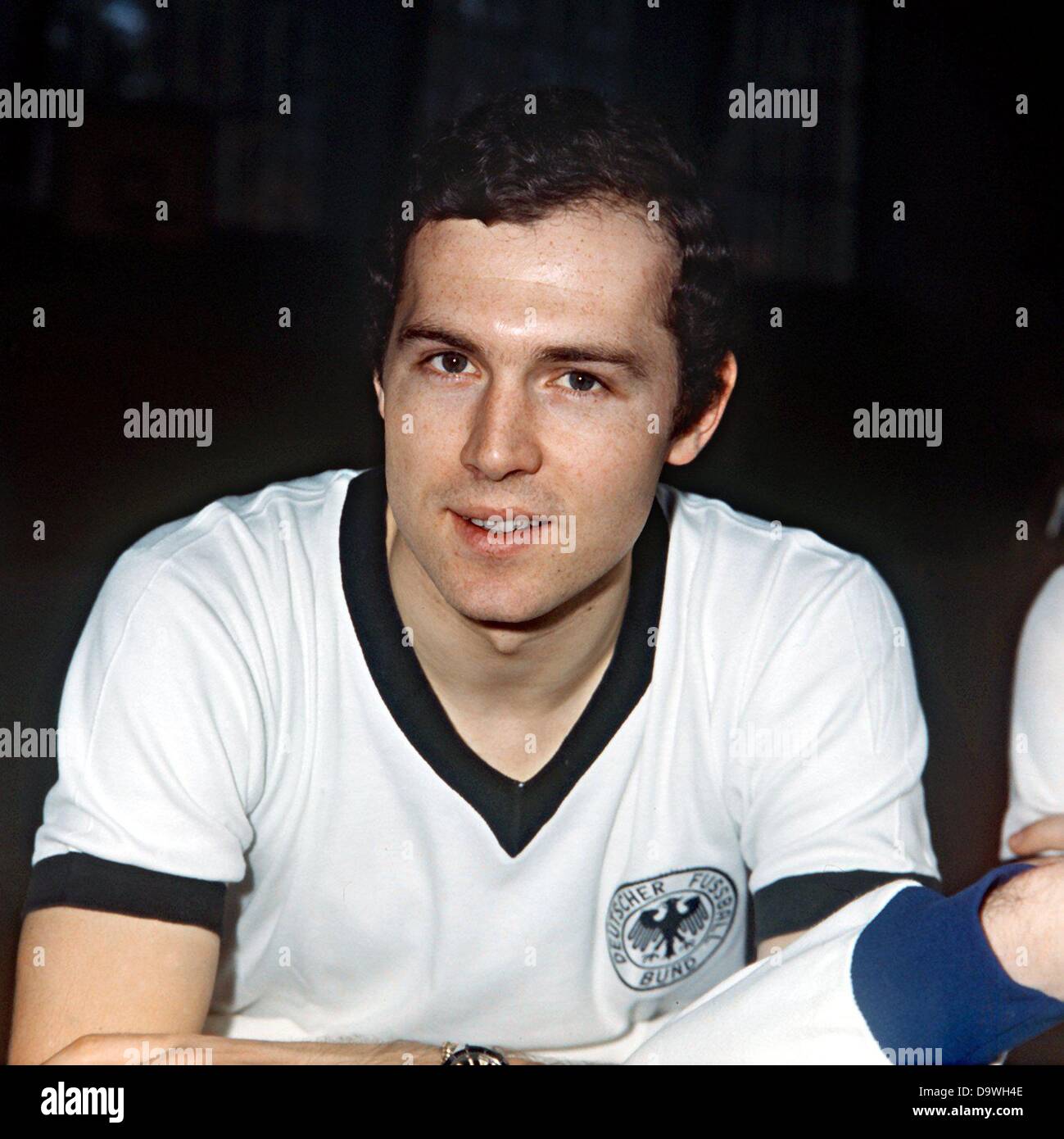 Franz Beckenbauer mit der Nationalmannschaft Trikot während seiner Zeit als aktiver Spieler (undatiertes Bild). Stockfoto