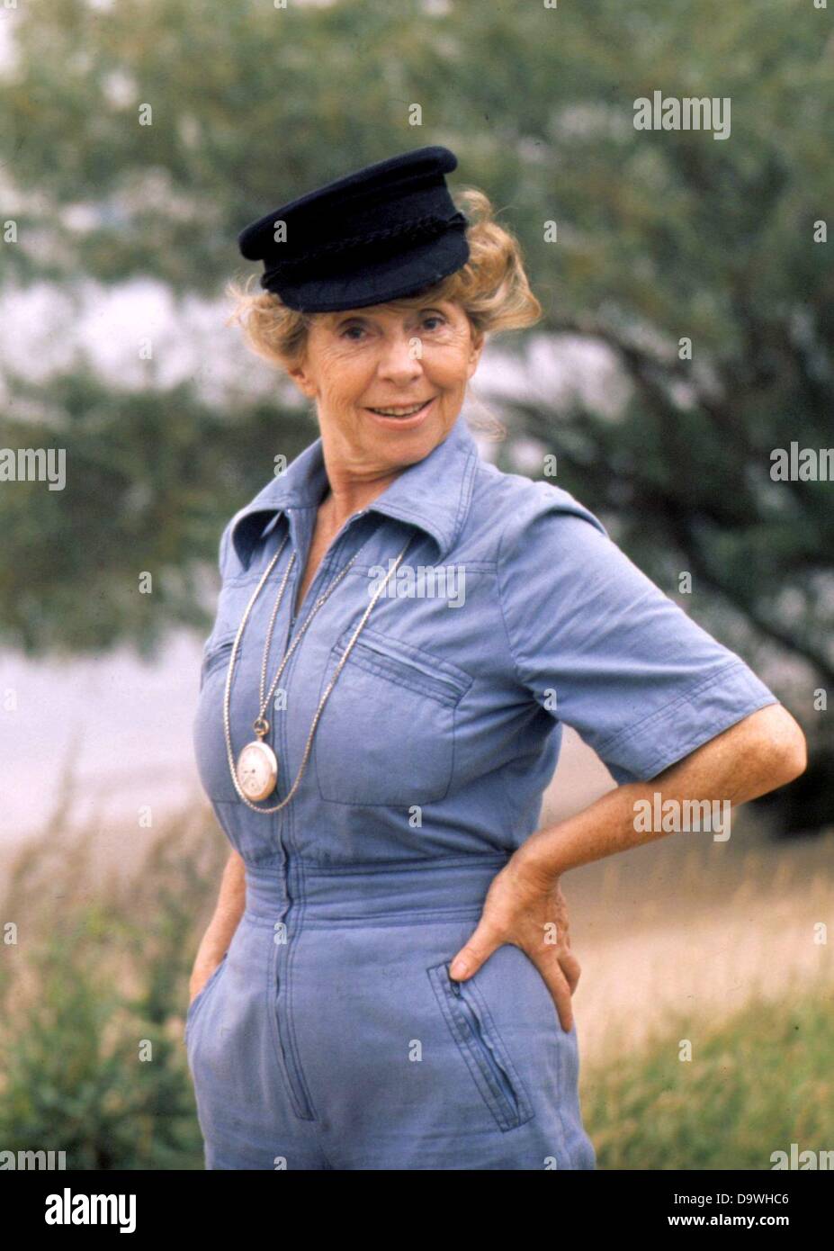 Inge Meysel Insgesamt Und Seemanns Mutze In Ihrem Garten In Bullenhausen Foto Vom Juni 1977 Sie Starb An Herzstillstand Im Alter Von 94 Jahren Am 10 Juli 2004 Stockfotografie Alamy