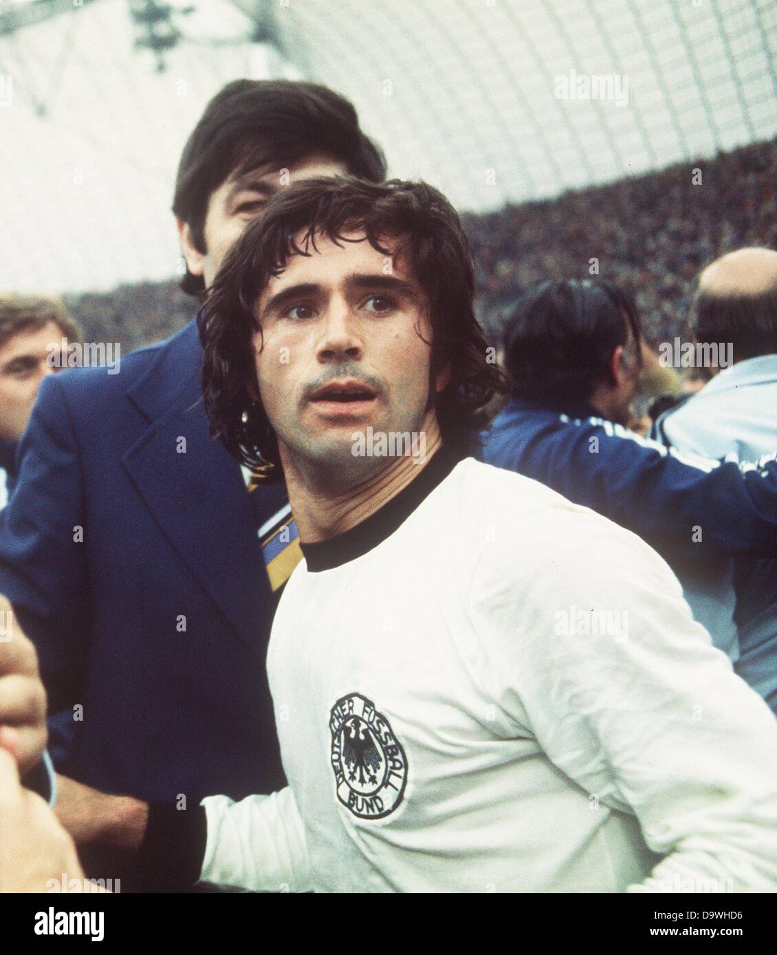 Deutscher Spieler Gerd Mueller, der den Siegtreffer gegen die Niederlande (2:1) bei der WM 1974 Finale im Münchner Olympiastadion erzielte, feiert nach dem Schlusspfiff. Deutschland gewinnt das Finale so - fast auf den Tag - ihren Sieg vor mehr als 20 Jahren zu wiederholen. Stockfoto