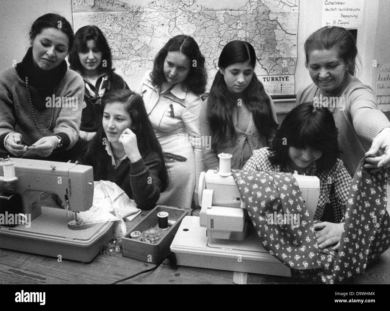 Nähen und schneidern Kurse für türkische Mädchen und Frauen werden als eine Annäherung zwischen türkischen und deutschen Menschen (Bild vom 22. März 1979) angeboten. Stockfoto