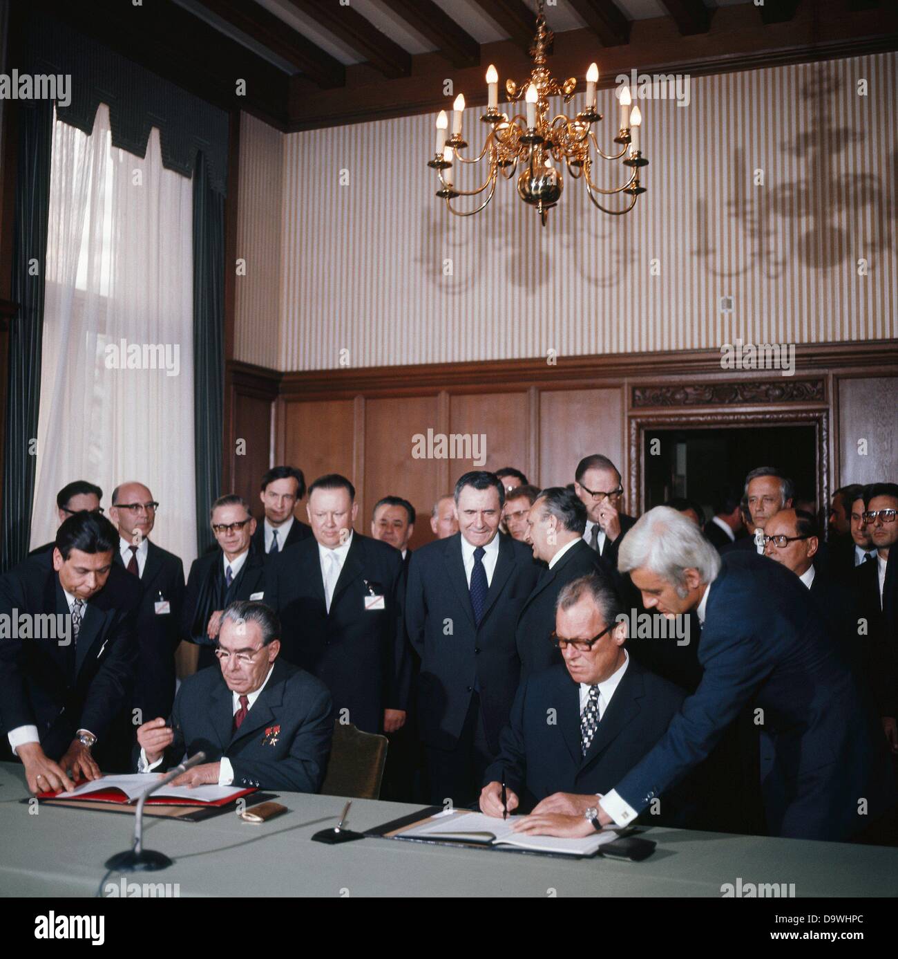 Chancellor Willy Brandt (r) und sowjetischen Staatspräsidenten Leonid Brezhnev (l) unterzeichnen gemeinsame Erklärung nach dem Deutsch-sowjetischen Gipfeltreffen am 21. Mai 1973. Sowjetischer Außenminister Andrei Gromyko spricht mit SPD delegieren Egon Bahr hinter Brandt. Stockfoto