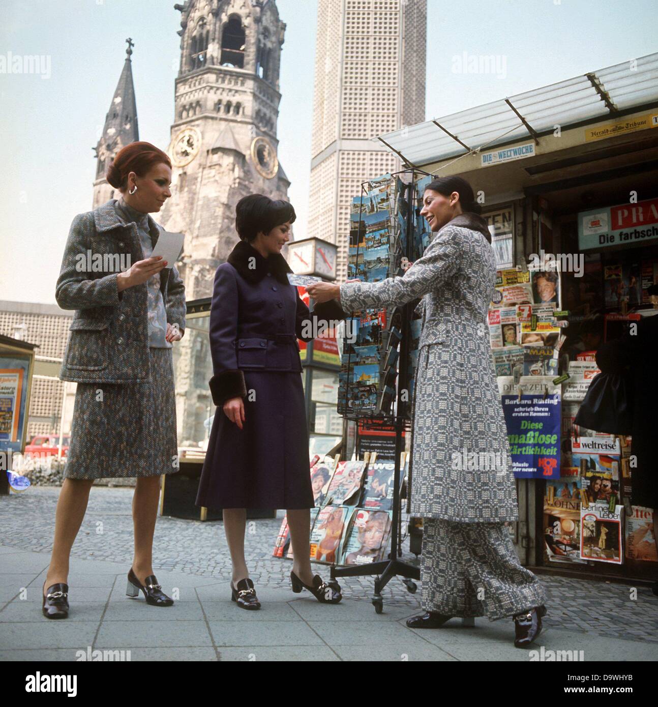 Drei Modelle präsentieren drei Kreationen der Winter Damenmode 1970/1971 vor der Gedächtniskirche in Berlin, fotografiert im Jahr 1970. Stockfoto