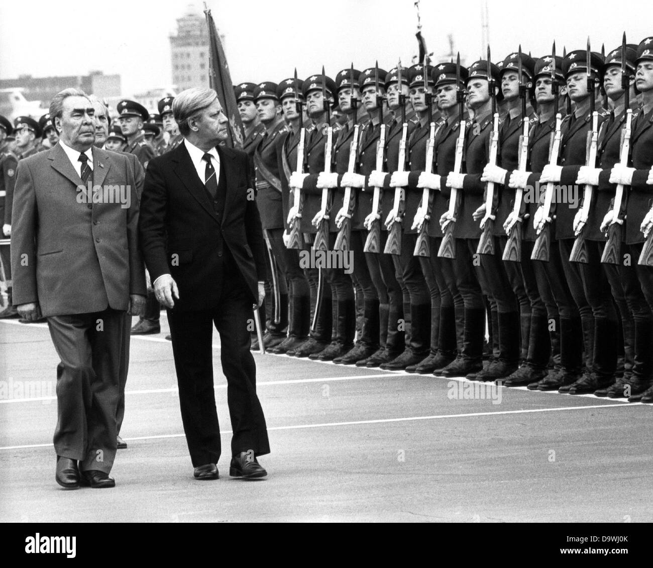 Bundeskanzler Helmut Schmidt (2. von links) und sowjetische Staatspräsident Leonid Brezhnev zu Fuß vorbei an einer ehrenamtlichen Formation der sowjetischen Streitkräfte nach Schmidts Ankunft in Moskau am 30. Juni 1980. Stockfoto