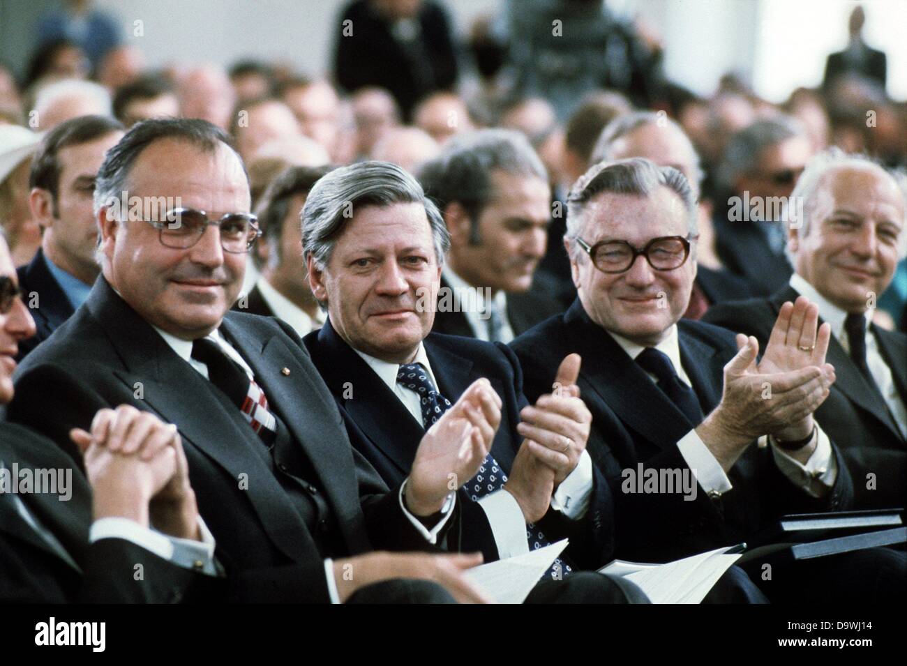 Republikanische Gouverneur des US-Bundesstaates New York, Nelson A. Rockefeller (2. von rechts), in einem festlichen Akt anlässlich des 200. Jahrestages der USA in Frankfurt am Main am 15. Mai 1976 beteiligt. Neben ihm der CDU Vorsitzende Helmut Kohl (l), Bundeskanzlers Helmut Schmidt (2.v.l.) und Walter Scheel (r). Stockfoto