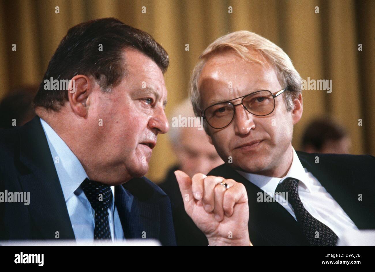 General Secretary fuer dem CSU Edmund Stoiber (r) spricht mit