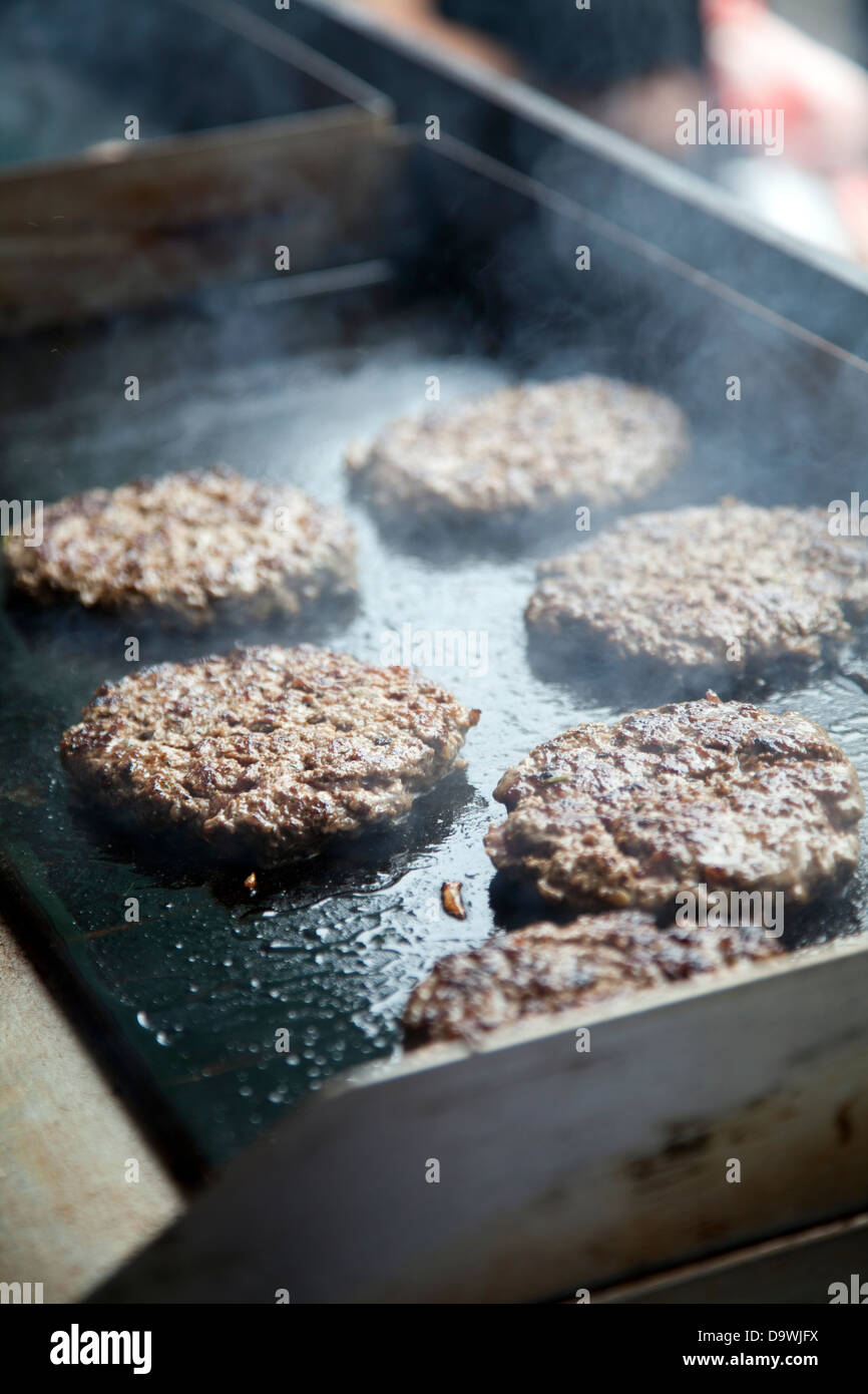 Grillen Hamburger Pastetchen - Garküche im Borough Market - London UK Stockfoto