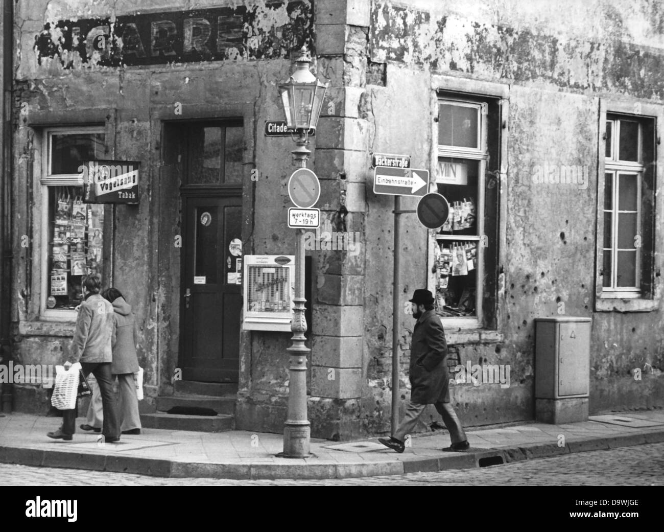 Ein Gebäude braucht Sanierung in der Altstadt in Düsseldorf, fotografiert im Januar 1974. Stockfoto