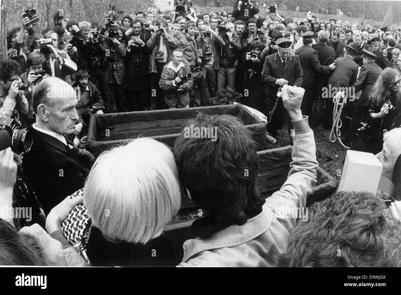 Zahlreiche Trauergäste mit geballten Händen zahlen ihren letzten Respekt, Gudrun Ensslin, Andreas Baader und Jan Carl Raspe am Grab am 27. Oktober 1977. Die führenden Köpfe der RAF hatte im Gefängnis am 18. Oktober 1977 Selbstmord. Nach links Pfarrer Helmut Ensslin, Vater von Gudrun Ensslin. Stockfoto